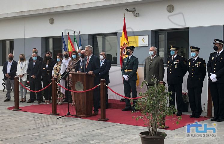 El Ayuntamiento de Chipiona y la Guardia Civil homenajean a la Bandera de España en el Día de la Hispanidad