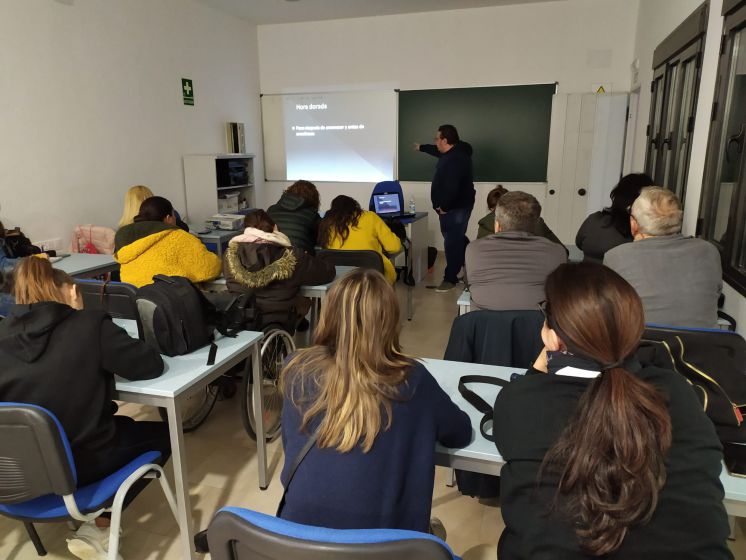 Más de una veintena de personas iniciaron ayer un curso básico de fotografía promovido por la Delegación de Juventud