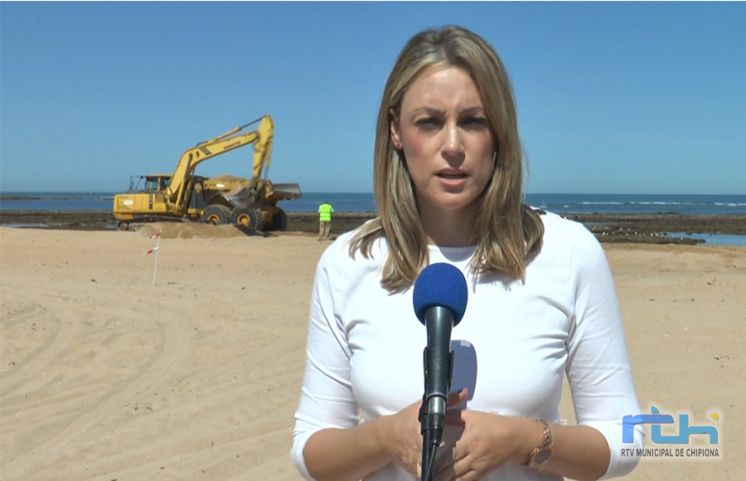 María Naval: Chipiona se ahorra 20.000 euros con la nivelación de la arena de la Cruz del Mar que realiza Costas