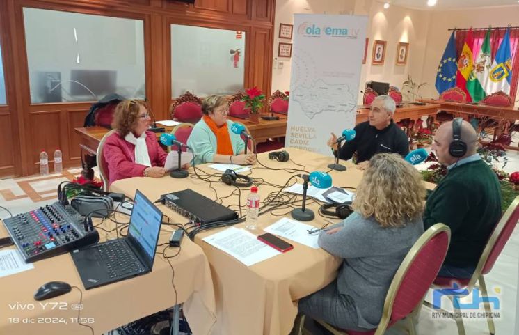 Mayores de Chipiona se convierten en periodistas en el programa final del taller realizado por Radio Chipiona y EMA-RTV