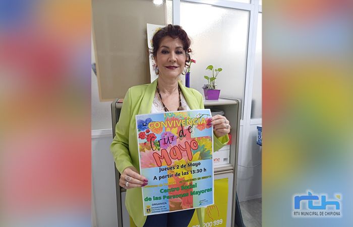 Isabel María Fernández presenta la convivencia de la Cruz de Mayo del Centro Social de las Personas Mayores de Chipiona