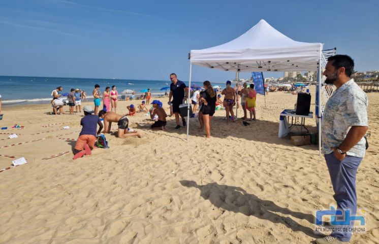 Los castillos en la arena protagonistas hoy en la playa de Chipiona