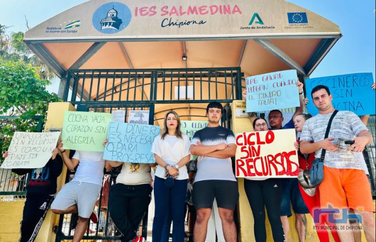 Alumnos y alumnas del Ciclo Formativo de Cocina del IES Salmedina de Chipiona se manifiestan en protesta por la falta de medios
