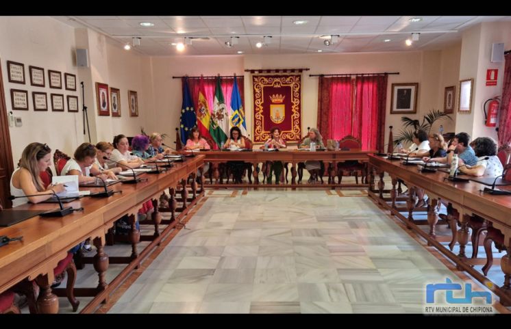 El Consejo Municipal de la Mujer celebrado ayer presenta el programa del Día Mundial de la Mujer Rural que reconoce este año a dos mujeres de la localidad