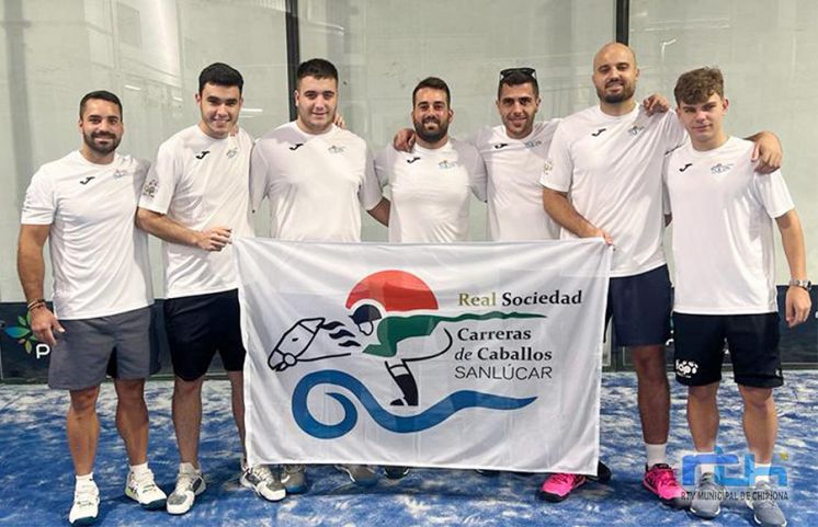 El equipo de la Real Sociedad de Carreras de Sanlúcar, al que pertenece el chipionero José Gallego, campeón de la Copa de España de Pádel