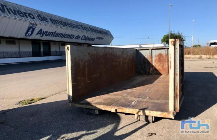 El Ayuntamiento de Chipiona recoge hoy martes muebles y enseres domésticos en unas cubas colocadas en la explanada de la ITV