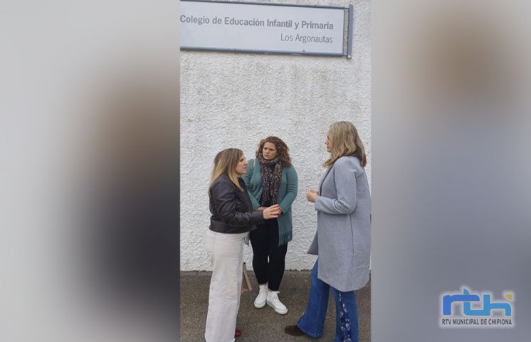 María Naval e Irene García visitan el Colegio Los Argonautas para conocer su situación y llevar el tema al Parlamento andaluz