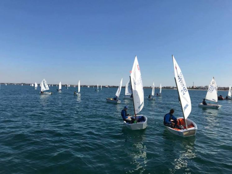 El campeonato provincial de Optimist concentró el pasado fin de semana en Chipiona a 84 embarcaciones