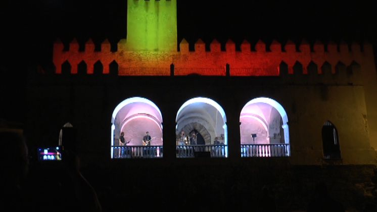 Bajamar Festival aunó ayer de nuevo sonido, luz y color con un concierto desde la balconada del Castillo