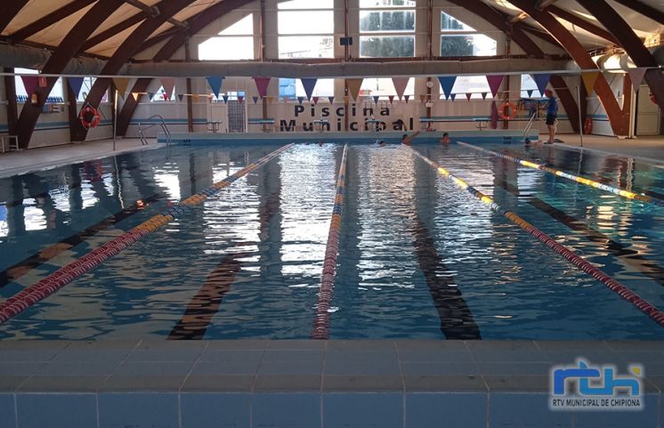 Comienza el programa de natación escolar de Chipiona en el que participarán más de 1.300 alumnos