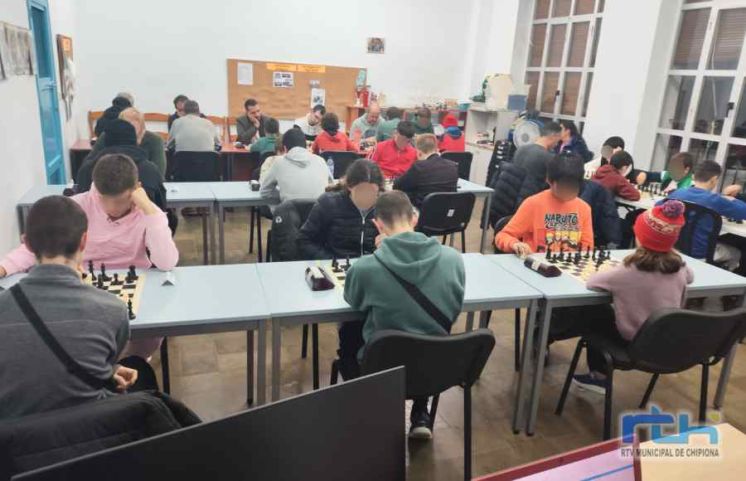 Una treintena de jugadores se dieron cita el pasado viernes en el primer torneo de ajedrez de este año organizado por el club Chipiona