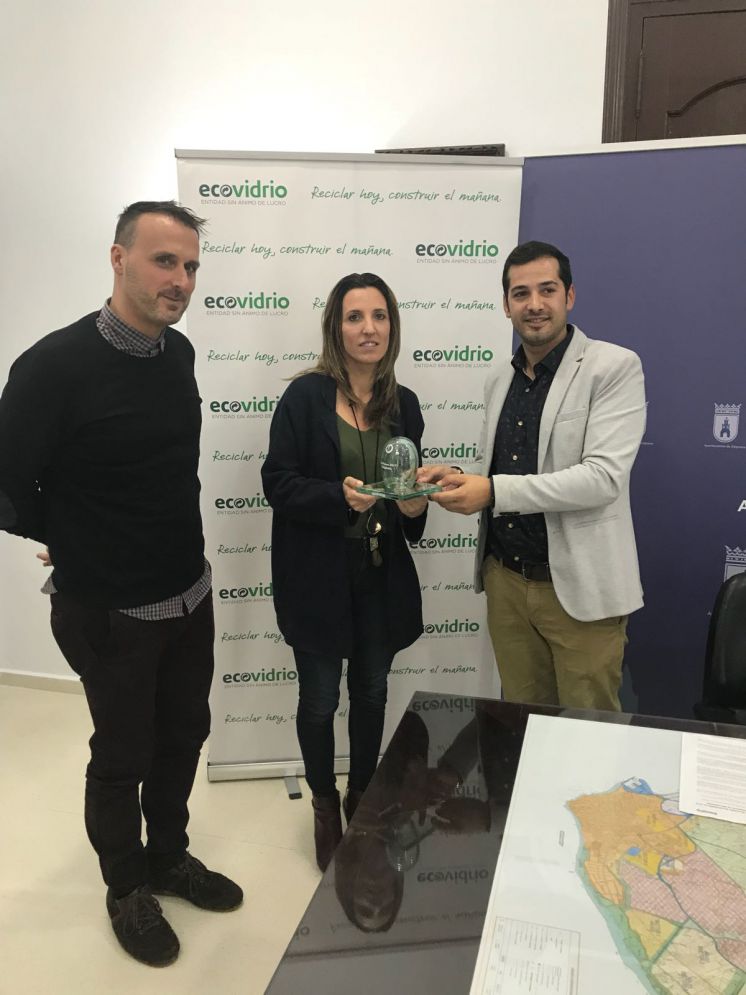 Isabel Jurado recibe el Iglú Verde de Ecovidrio que reconoce al compromiso de la ciudad con el reciclaje