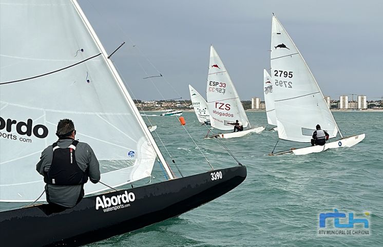 Buen resultado del Club de Vela y Regatas Chipiona en la prueba de la Liga de Patín a Vela disputada en aguas de la Bahía de Cádiz