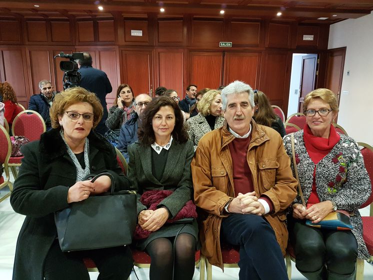 Homenaje municipal a los docentes que se jubilaron en Chipiona en el pasado curso