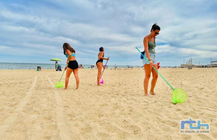 Concienciación en la playa de la Cruz del Mar-El Muelle con la actividad ‘Orillas sin colillas’