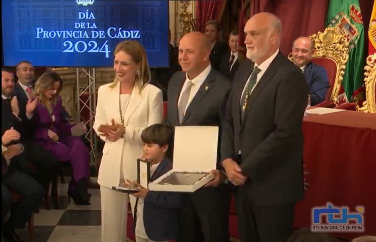 Pedro Curtido y el Centro de Desarrollo Infantil y Atención Temprana Bajo Guadalquivir han recibido hoy la Medalla de la Provincia