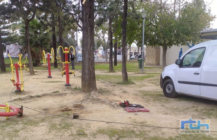 En marcha la reparación de varios parques infantiles de Chipiona y de los elementos biosaludables del parque público Blas Infante