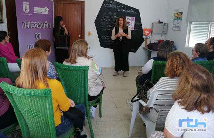 20 personas participan en un taller de magia sobre igualdad que cierra el programa conmemorativo del 8 de marzo en Chipiona