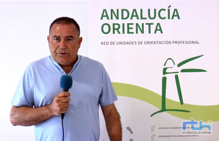 Enrique López ofrece el Servicio Andalucía Orienta para las inscripciones necesarias para un nuevo plan de empleo juvenil