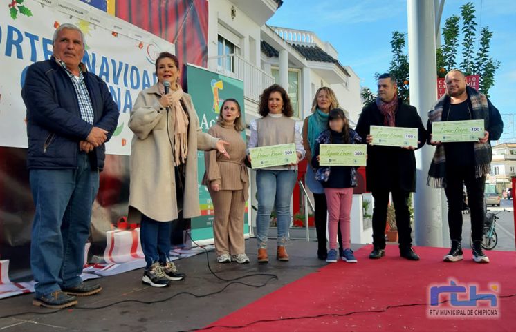 Entregados los premios de escaparatismo navideño a Peluquería y Estética Tere Franco, Anita Palacios Pintura Artística y Peluquería Añete y Quiosco Playa Camarón