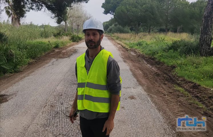 Tano Guzmán anuncia el comienzo de las obras de reasfaltado del camino de Cañada Real de Chapitel.