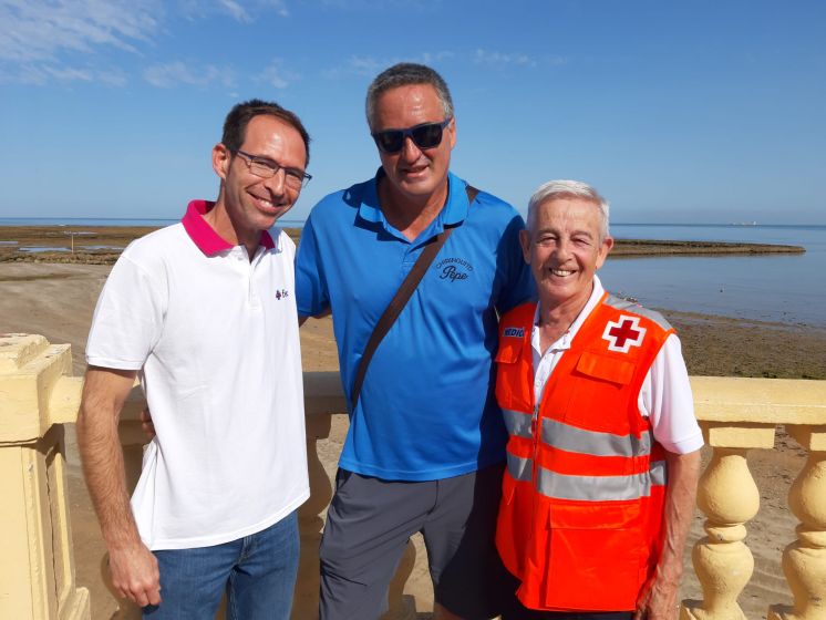 Cruz Roja forma en primeros auxilios a escolares y personal de los chiringuitos de playa de Chipiona