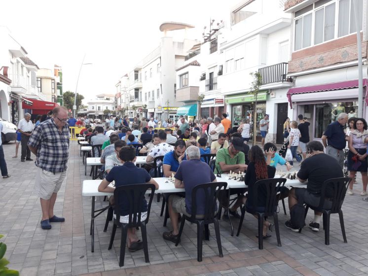 Más de medio centenar de ajedrecistas participaron en el segundo torneo de verano que se ubicó en la nueva zona peatonal frente a la Plaza de Abastos