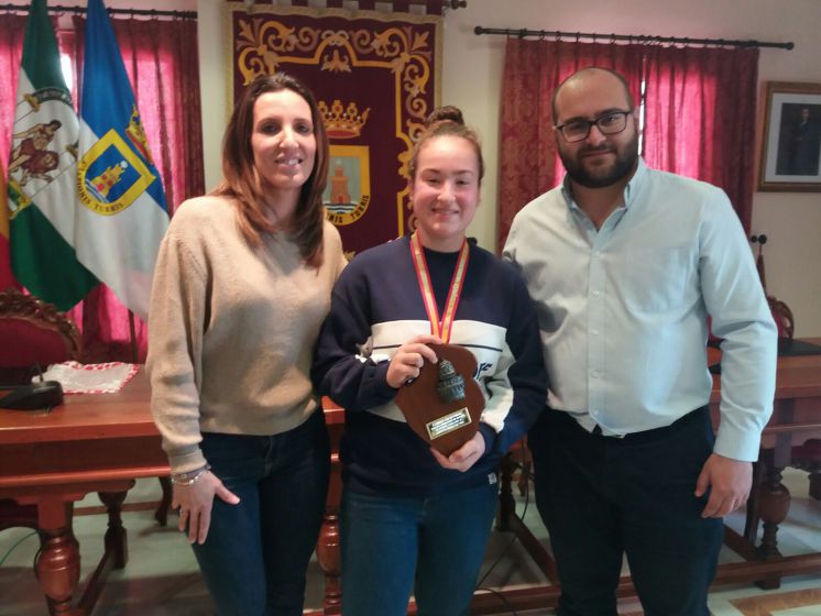 El Ayuntamiento de Chipiona reconoce los méritos de la campeona de España de fútbol sala Sandra García Porras