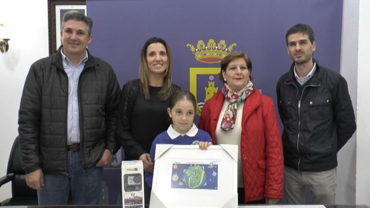 Cecilia Díaz Gotor recibe el premio como finalista del concurso digital infantil de Aqualia