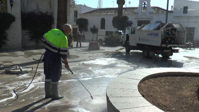 El Ayuntamiento de Chipiona incorpora una nueva maquinaria para la limpieza integral de los acerados de la localidad