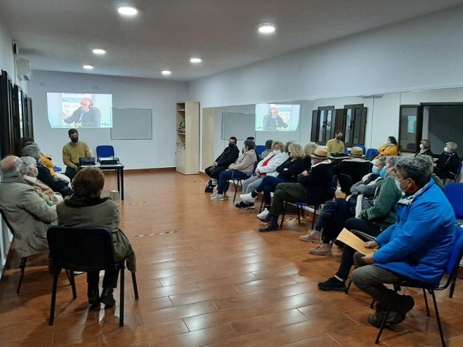 EMA-RTV y Radio Chipiona concluirán mañana el taller de radio ‘Mayores en la Onda’ con un programa en la calle realizado por los propios alumnos