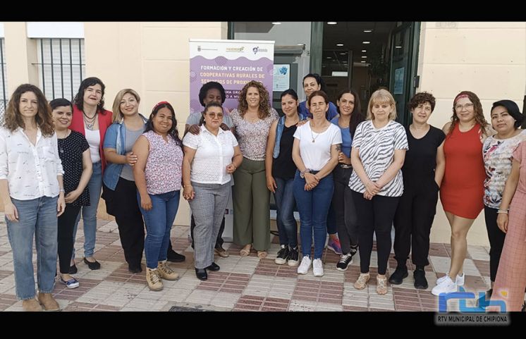 Luz Maria Caraballo clausura junto a FADEMUR la formación teórica del Curso de Atención Sociosantiaria a Personas en Domicilio.
