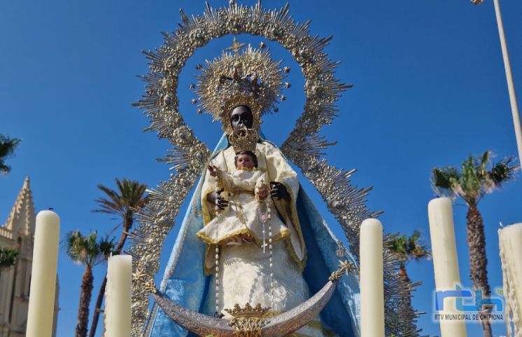 El colegio Virgen de Regla ha celebrado hoy la tradicional con la que culmina el mes de María
