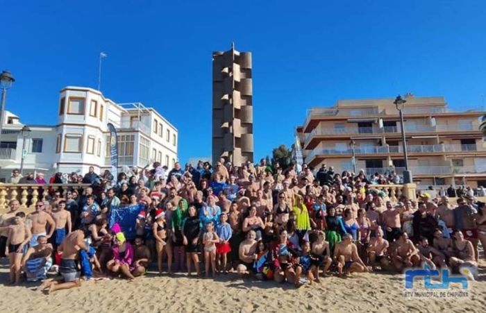 Casi doscientas personas participaron ayer en el primer baño del año en Chipiona, organizado como siempre por el Club Dojo Sakura Yon