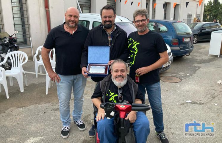 La Peña Motera Los Zumbaos homenajea a Radio Chipiona por sus 40 años de vida agradeciendo su constante colaboración con la entidad