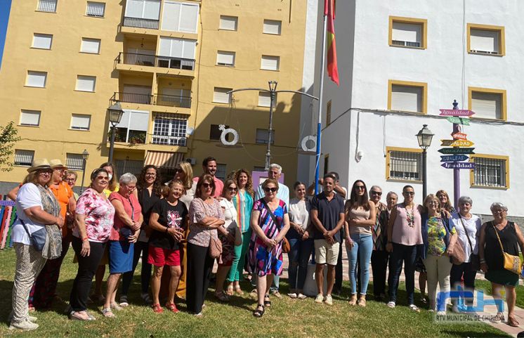 Igualdad ha conmemorado hoy el Día Internacional del Orgullo LGTBIQ+ en Chipiona con una tertulia e izadas de bandera