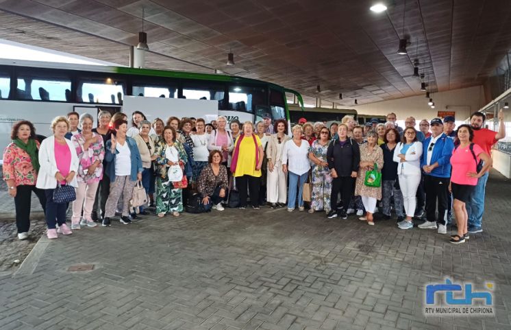 Un grupo de mayores del Centro Social de Chipiona participaron ayer en una jornada de multiaventura en el Coto de la Isleta con motivo del Día del Mayor