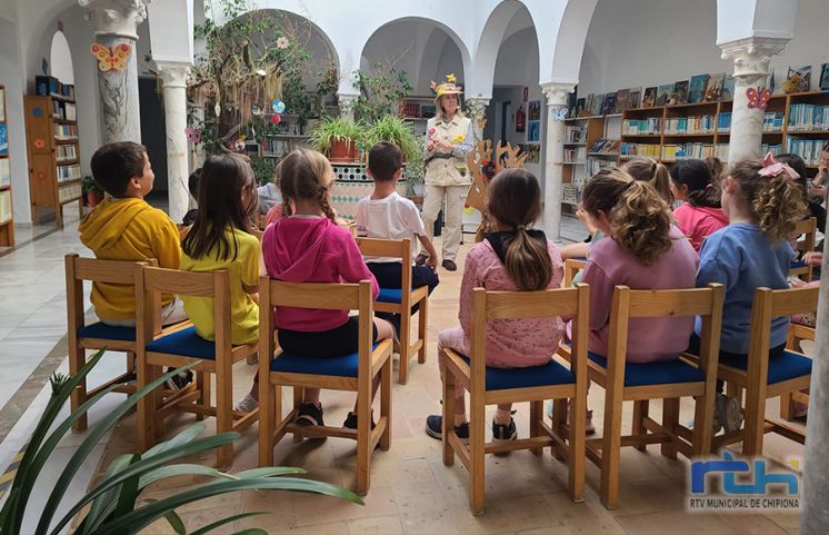 Comienzan cinco días de cuentacuentos en la biblioteca municipal de Chipiona dentro de los actos del Día del Libro