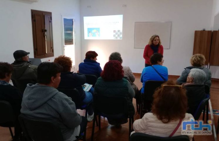 Quince personas participan desde ayer en el taller ‘Mayores En La Onda’ de Radio Chipiona y EMA-RTV