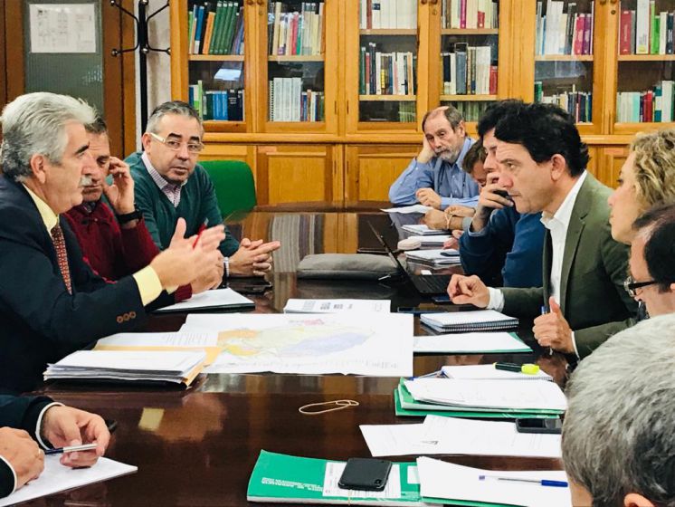 El gobierno municipal chipionero plantea al Delegado Territorial de Agricultura asuntos de vital importancia para el sector agrícola local