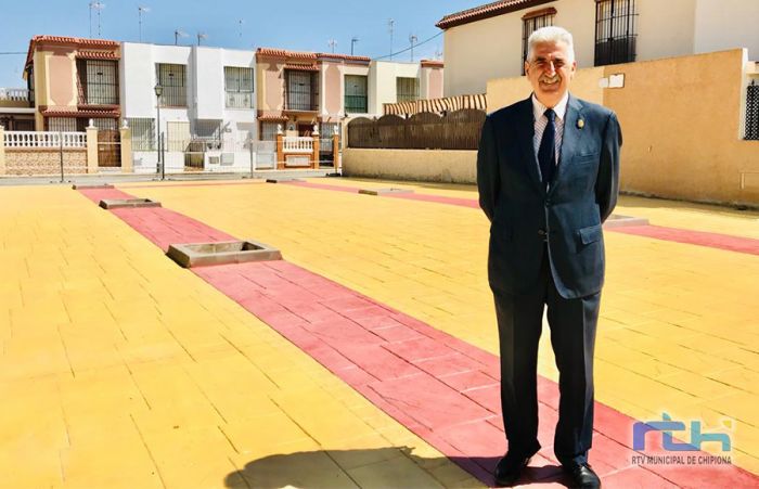 Luis Mario Aparcero supervisa los trabajos de adecentamiento y mejora de la plaza de la Macarena