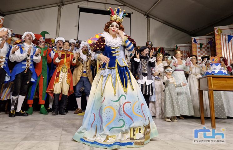 Un emocionante y multitudinario pregón de Noemí Ruiz abre el Carnaval de Chipiona en un acto que este año sumó la Coronación