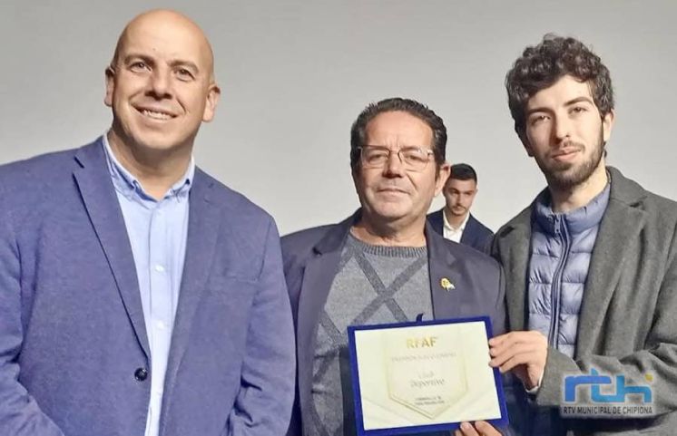 Miguel Ángel Martínez y el Cadete B del Chipiona C.F. premiados en la Gala al Juego Limpio de la provincia de Cádiz 2023/2024