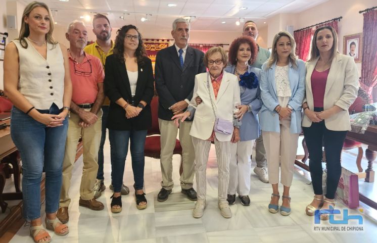 Isabel Gómez Cárdenas recibe un homenaje como una de las personas de más edad de Chipiona