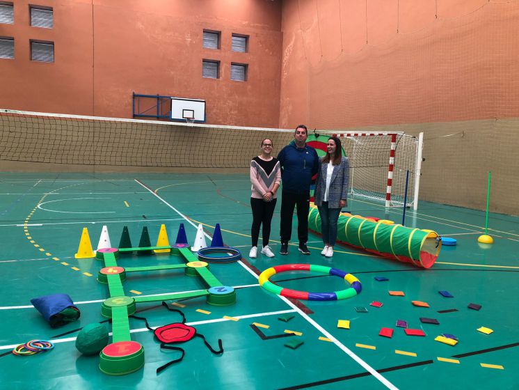 Deportes apoya con material el programa de psicomotricidad de la escuela de voleibol