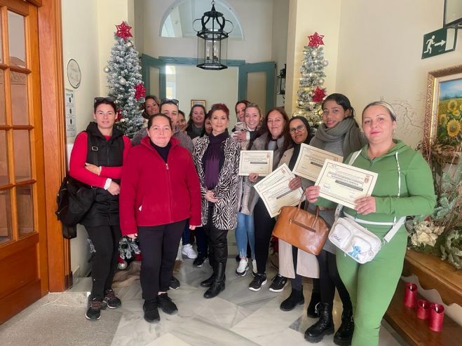 Isabel María Fernández entrega los diplomas de los cursos de atención a personas dependientes en domicilio y enfermas de Alzheimer