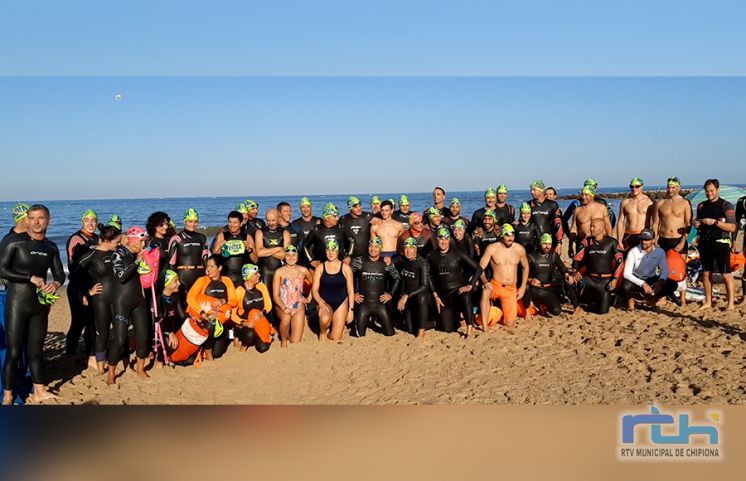 70 nadadores afrontaron el sábado el ‘Reto Salmedina’, la nueva travesía solidaria ‘Faros de Chipiona’