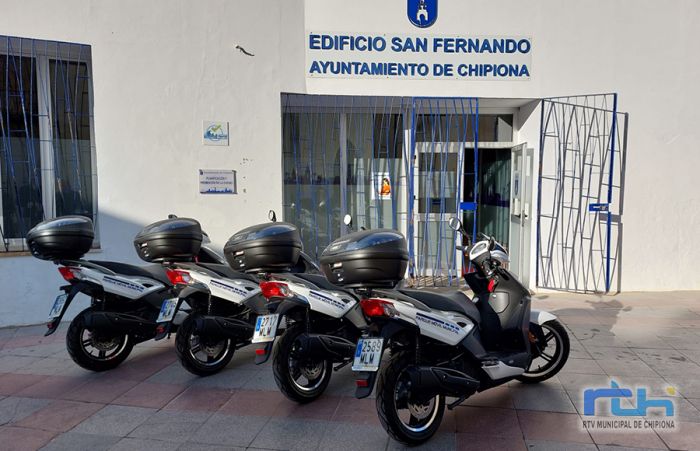 Luis Mario Aparcero y Laura Román presentan cuatro nuevas motocicletas adquiridas para varios departamentos municipales