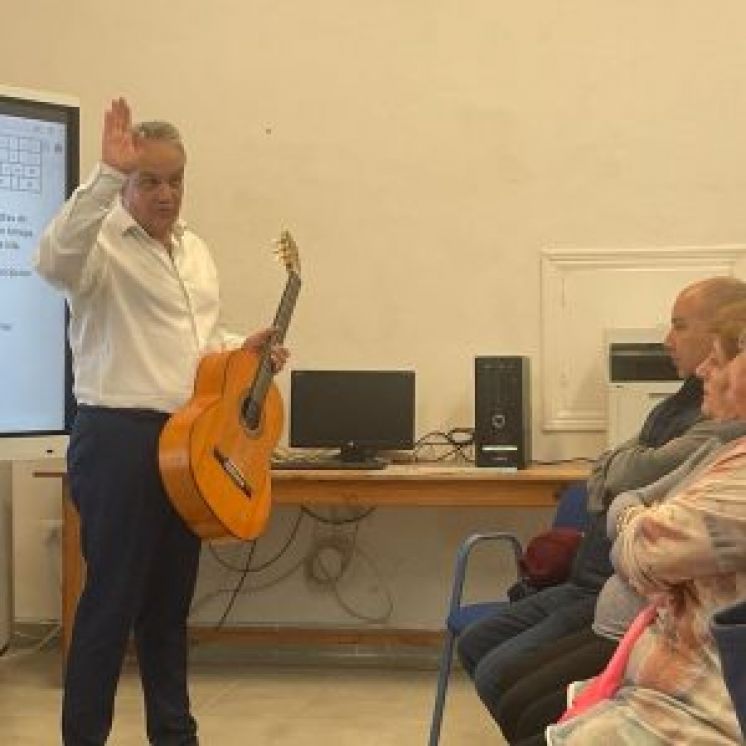 Juan Gómez acerca la historia y la evolución del flamenco y su trayectoria personal al alumnado del Centro de Adultos de Chipiona