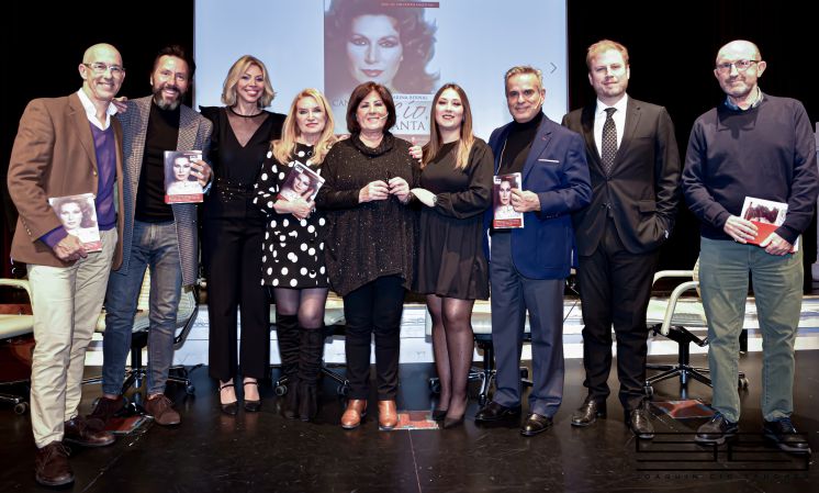 Lleno en el Teatro Cajasol en la presentación en Sevilla del libro ‘Canta, Rocio, Canta’ de Marina Bernal